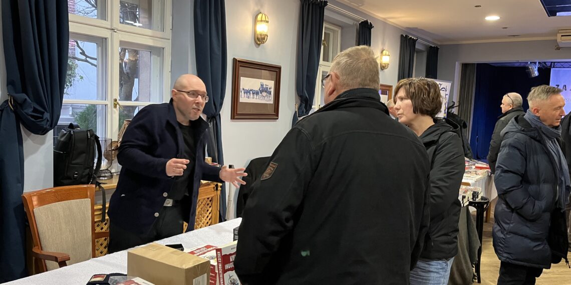 Setki czytelników na Targach Książki Patriotycznej w Zielonej Górze [ZDJĘCIA, WIDEO]