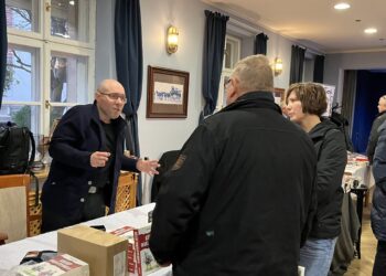 Setki czytelników na Targach Książki Patriotycznej w Zielonej Górze [ZDJĘCIA, WIDEO]