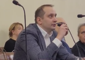 Maćkowiak próbował pytać o lubuskie koleje. Przewodniczący wyliczał mu… sekundy