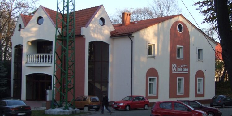 Afera w Radiu Zachód. Policja wyprowadziła z rozgłośni wieloletniego pracownika stacji 6 Afera w Radiu Zachód. Policja wyprowadziła z rozgłośni wieloletniego pracownika stacji